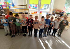 Młodzi mężczyźni w całej okazałości.