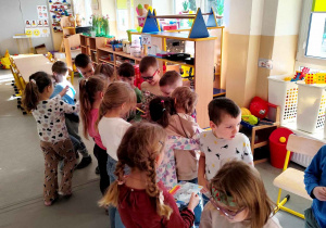 Dzieci wręczają sobie podarki.