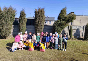 Dzieci maszerują do Kociej Szansy.