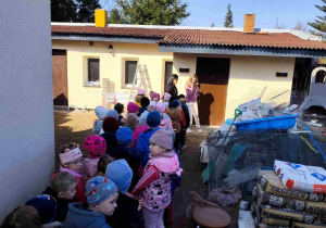 Dzieci maszerują do Kociej Szansy.