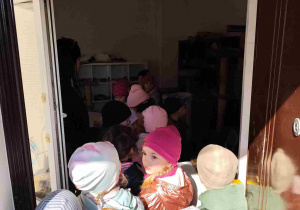 Dzieci oglądają siedzibę Kociej Szansy.