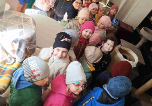 Dzieci oglądają siedzibę Kociej Szansy.