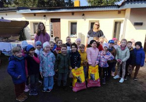 Dzieci oglądają siedzibę Kociej Szansy.