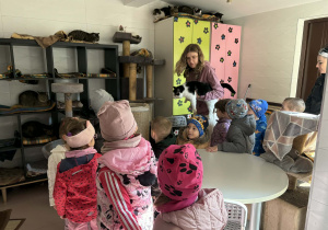 Dzieci oglądają siedzibę Kociej Szansy.