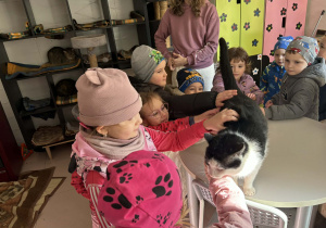 Dzieci oglądają siedzibę Kociej Szansy.