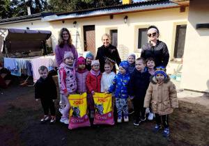 Dzieci oglądają siedzibę Kociej Szansy.