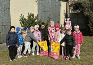 Dzieci oglądają siedzibę Kociej Szansy.