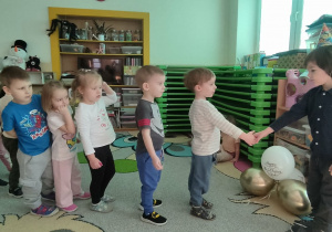 Dzieci ustawione do składania żxyczeń.