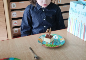 Jubilat przy torcie.