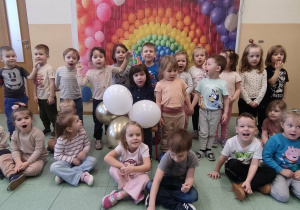 Zdjęcie grupowe z jubilatem.