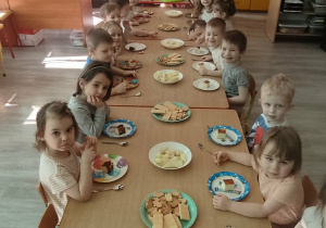 Poczęstunek przy stoliku.