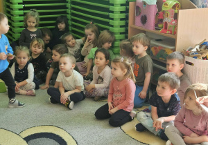 Dzieci trzymają elementy pogodowe.