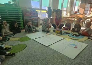 Dzieci trzymają elementy pogodowe.