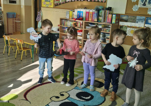 Dzieci trzymają elementy pogodowe.