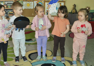 Dzieci trzymają elementy pogodowe.