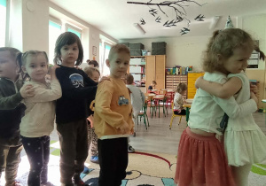 Dzieci składają życzenia jubilatce.