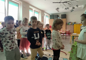 Dzieci składają życzenia jubilatce.