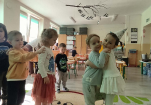 Dzieci składają życzenia jubilatce.