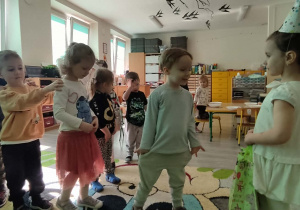 Dzieci składają życzenia jubilatce.