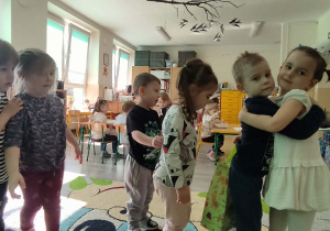 Dzieci składają życzenia jubilatce.