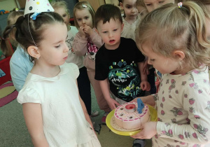 Dzieci składają życzenia jubilatce.