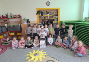 Zdjęcie grupowe z jubilatem.