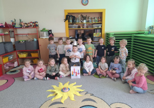 Zdjęcie grupowe z jubilatem.