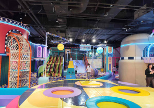 Dzieci bawią się na sali zabaw.