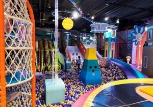 Dzieci bawią się na sali zabaw.