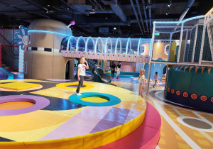 Dzieci bawią się na sali zabaw.