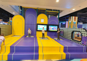 Dzieci bawią się na sali zabaw.