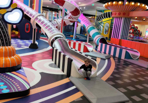 Dzieci bawią się na sali zabaw.