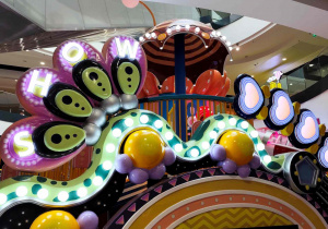 Dzieci bawią się na sali zabaw.