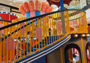 Dzieci bawią się na sali zabaw.