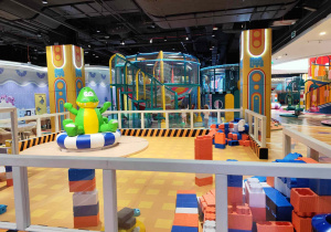 Dzieci bawią się na sali zabaw.