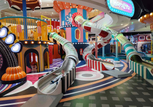 Dzieci bawią się na sali zabaw.