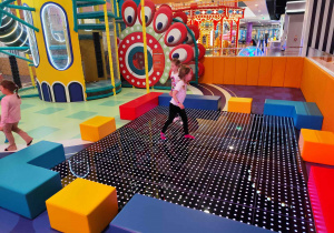 Dzieci bawią się na sali zabaw.