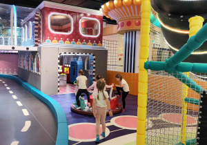 Dzieci bawią się na sali zabaw.