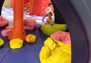 Dzieci bawią się na sali zabaw.