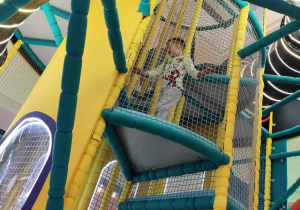 Dzieci bawią się na sali zabaw.