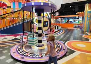 Dzieci bawią się na sali zabaw.