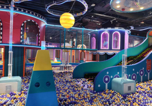 Dzieci bawią się na sali zabaw.