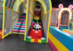 Dzieci bawią się na sali zabaw.