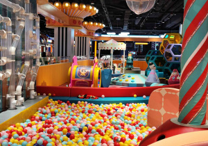 Dzieci bawią się na sali zabaw.