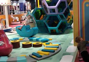 Dzieci bawią się na sali zabaw.