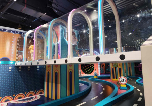 Dzieci bawią się na sali zabaw.