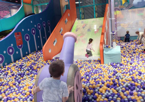 Dzieci bawią się na sali zabaw.