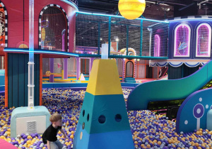 Dzieci bawią się na sali zabaw.