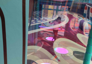 Dzieci bawią się na sali zabaw.