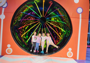 Dzieci bawią się na sali zabaw.